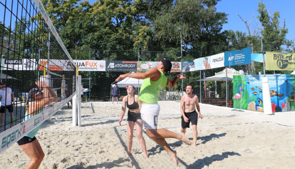 17 Teams spielten am Mur Beach um den Titel bei der Beachvolleyballbetriebsmeisterschaft.