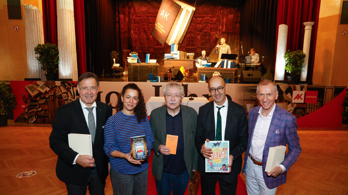 AK-Direktor Dr. Johann Scheuch, die Autor:innen Saskia H&ouml;dl, Karl-Markus-Gau&szlig; und Robert Misik sowie AK-Pr&auml;sident Josef Pesserl (v. l.).