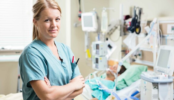Krankenschwester auf Intensivstation