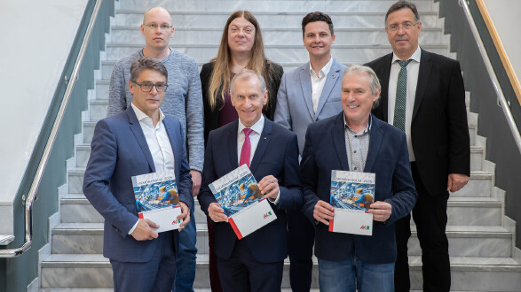 Das Memorandum wird von allen Fraktionen mitgetragen. 1. Reihe von links: Alexander Lechner (FSG), AK-Präsident Josef Pesserl und Matthäus Raunnigger (FA/FPÖ). 2. Reihe von links: Mag. Georg Erkinger (GLB-KPÖ), DI Sandra Hofmann (AUGE/UG), Lukas Tödling (ÖAAB-FCG), AK-Direktor Dr. Johann Scheuch