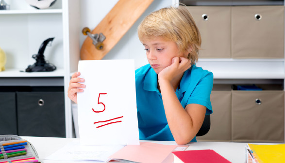 Der Fünfer im Volksschulzeugnis und das Sitzenbleiben sind wieder möglich. © Firma V, Adobe Stock Der Fünfer im Volksschulzeugnis und das Sitzenbleiben sind wieder möglich. © Firma V, Adobe Stock