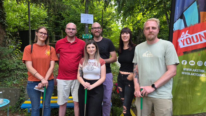 Sechs Personen auf der Minigolf-Anlage in Graz