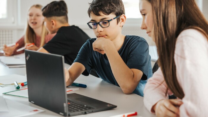 Zwei Sch&uuml;ler:innen arbeiten gemeinsam am Notebook