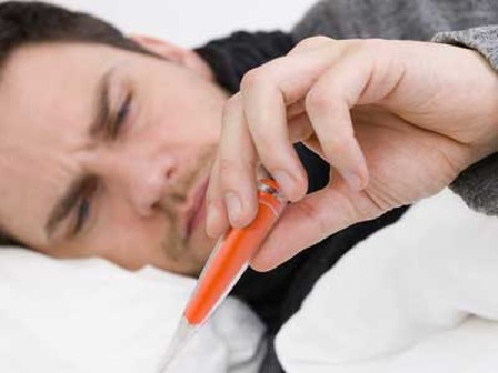 Krank - Mann liegt im Bett und misst Fieber! © Danel, Fotolia.com
