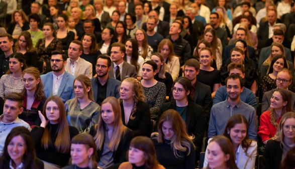 Volles Haus im Kammersaal bei der Verleihung wissenschaftlicher Förderungen.