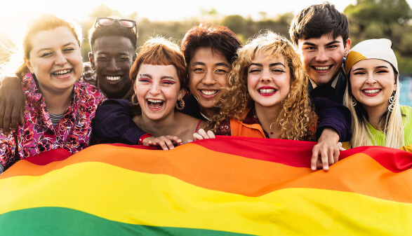 Junge Menschen mit Regenbogenflagge