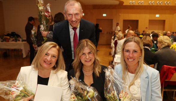 AK-Präsident Josef Pesserl bedankte sich persönlich bei den geehrten AK-Mitgliedern