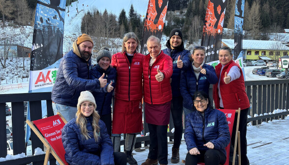 AK-Präsident Josef Pesserl (5.v. l.) und AK-Vizepräsident Franz Endthaller (4. v. l.) mit dem AK-Team beim Skitag am Salzstiegl.