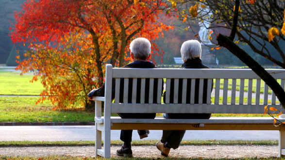 Pensionisten sitzen auf Parkbank © Farbkombinat, stock.adobe.com