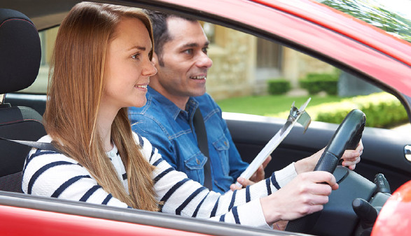 Jugendliche bei der Führerscheinprüfung. © highwaystarz, stock.adobe.com