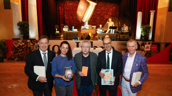 AK-Direktor Dr. Johann Scheuch, die Autor:innen Saskia H&ouml;dl, Karl-Markus-Gau&szlig; und Robert Misik sowie AK-Pr&auml;sident Josef Pesserl (v. l.).