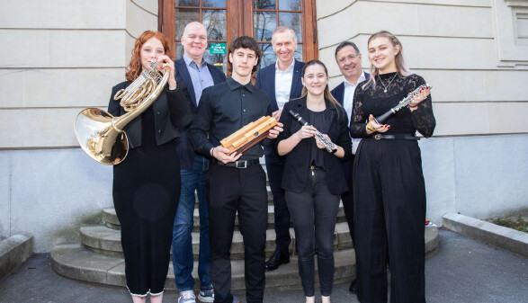 AK-Vizepräsident Gernot Acko, AK-Präsident Josef Pesserl und AK-Direktor Dr. Johann Scheuch mit den vier Lehrlingen, die im Orchester bei einem Stück mitspielen konnten.