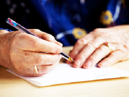 Hände einer älteren Dame beim Schreiben © Tyler Olson, Fotolia