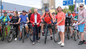 Start des 24. Familienradwandertags von Graz nach Leibnitz. Mit dabei: AK-Pr&auml;sident Josef Pesserl, AK-Vizepr&auml;sident Franz Endthaller und AK-Vizepr&auml;sident Gernot Acko.