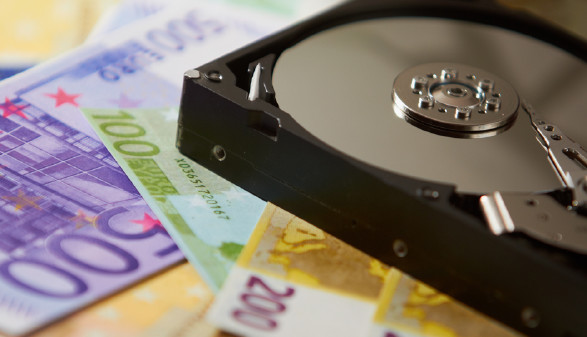 Eine Festplatte liegt auf Euro-Geldscheinen. © Fotolia.com/Thomas Scherr, AK Stmk