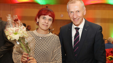 AK-Pr&auml;sident Josef Pesserl mit rothaariger Frau und Blumenstrau&szlig;.