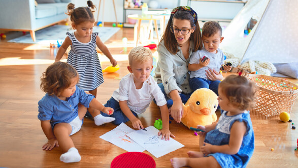 Pädagogin mit Kindern