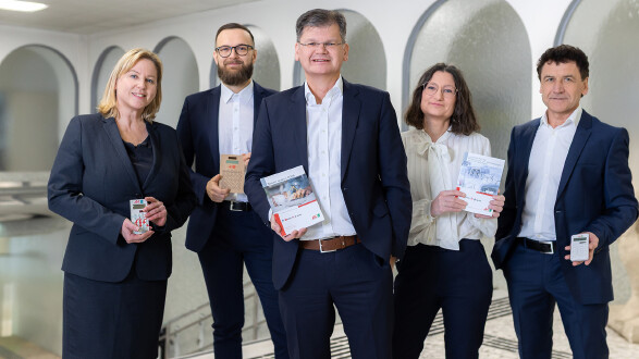 AK-Steuerexperte Bernhard Koller (3. v. l.) und sein Team beraten bei den Steuerspartagen..