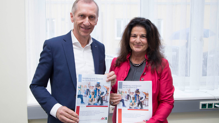 Präsentation der Mobbingstudie durch AK-Präsident Josef Pesserl und Claudia Brandstätter vom Meinungsforschungsinstitut bmm. © Graf-Putz, AK Stmk Präsentation der Mobbingstudie durch AK-Präsident Josef Pesserl und Claudia Brandstätter vom Meinungsforschungsinstitut bmm. © Graf-Putz, AK Stmk