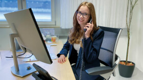 Lehrling beim telefonieren im B&uuml;ro