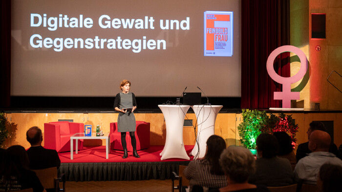 Ingrid Brodnig lieferte in ihrem Vortrag eine Analyse von Ursachen digitaler Gewalt und gab Tipps, wie man auf Hassrede oder Desinformation reagieren kann.