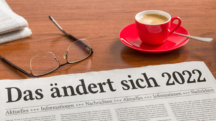 Zeitung auf Schreibtisch - Das ändert sich 2022 © Zerbor, stock.adobe.com