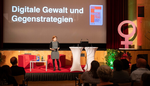 Ingrid Brodnig lieferte in ihrem Vortrag eine Analyse von Ursachen digitaler Gewalt und gab Tipps, wie man auf Hassrede oder Desinformation reagieren kann.