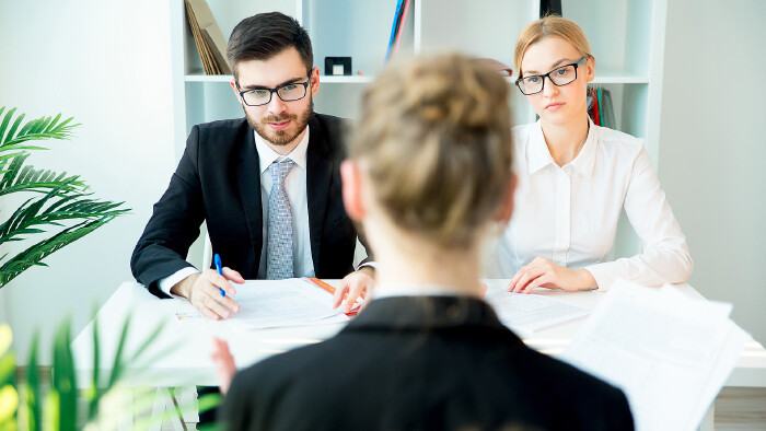 © Nichizhenova Elena , stock.adobe.com Mann und Frau sitzen einer Bewerberin für einen Job gegenüber