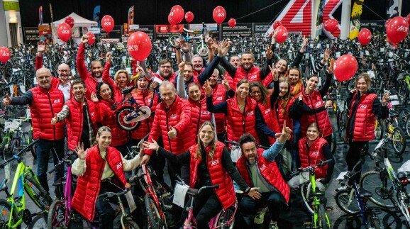 AK-Präsident Josef Pesserl und das Team der AK-Radbörse.