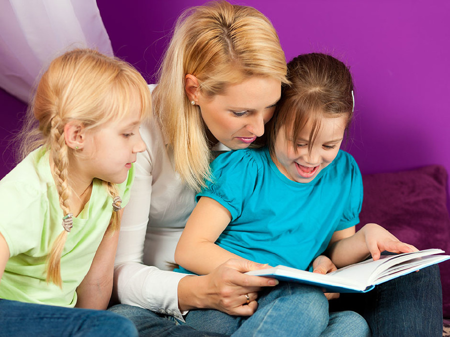 Mutter liest mit Kindern. © Kzenon, AdobeStock