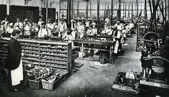 Arbeiter in einer Schuhfabrik im Jahr 1900. Ein tägliches Arbeitspensum von bis zu elf Stunden war damals nicht unüblich. © OEGB Bildarchiv, AK Stmk