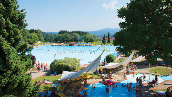 Die Tageskarte zum halben Preis und ein Mittagessen gibts am 8. August mit der ACard im Schlossbad B&auml;rnbach.