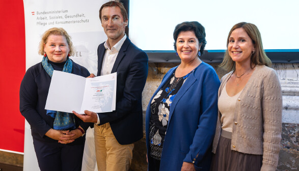Ministerin Korinna Schumann (l.) überreichte AK-Personalchef Robert Draxler und seinen Mitarbeiterinnen Birgit Klöckl und Christine Glaser die Auszeichnung.